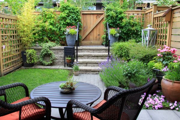 Small Yard Landscaping in Woodland Hills